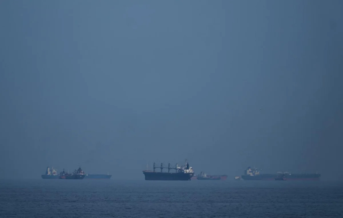 СМИ: Атакованное в Ормузском проливе судно село на мель у острова Кешм