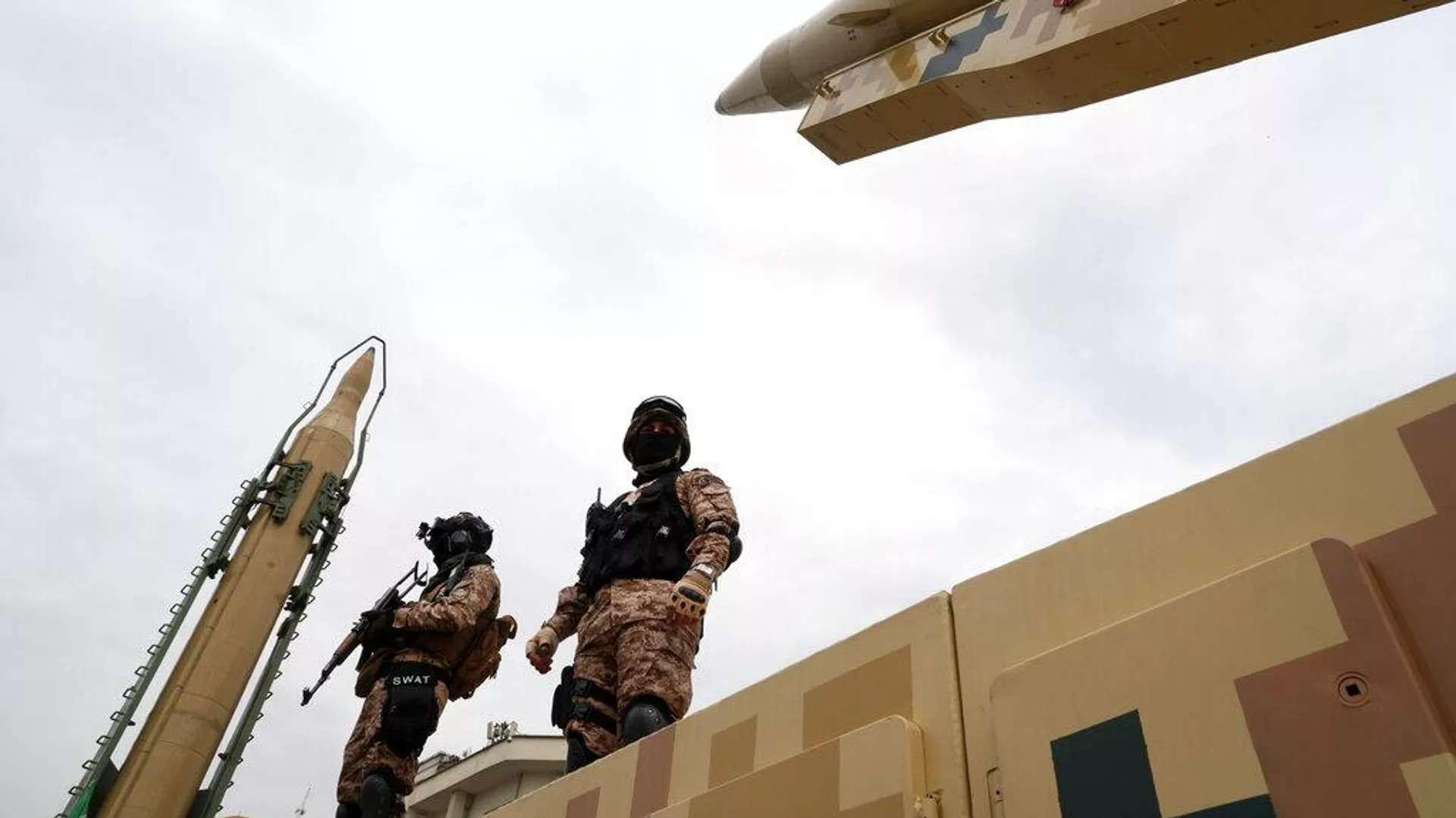 Иран ведет операцию возмездия и не готов выйти из войны, сообщил источник