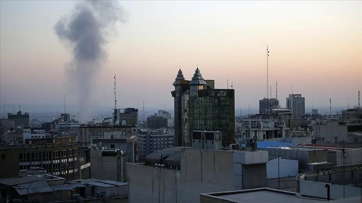 СМИ: Объекты ВМС Ирана в Тегеране подверглись авиаударам