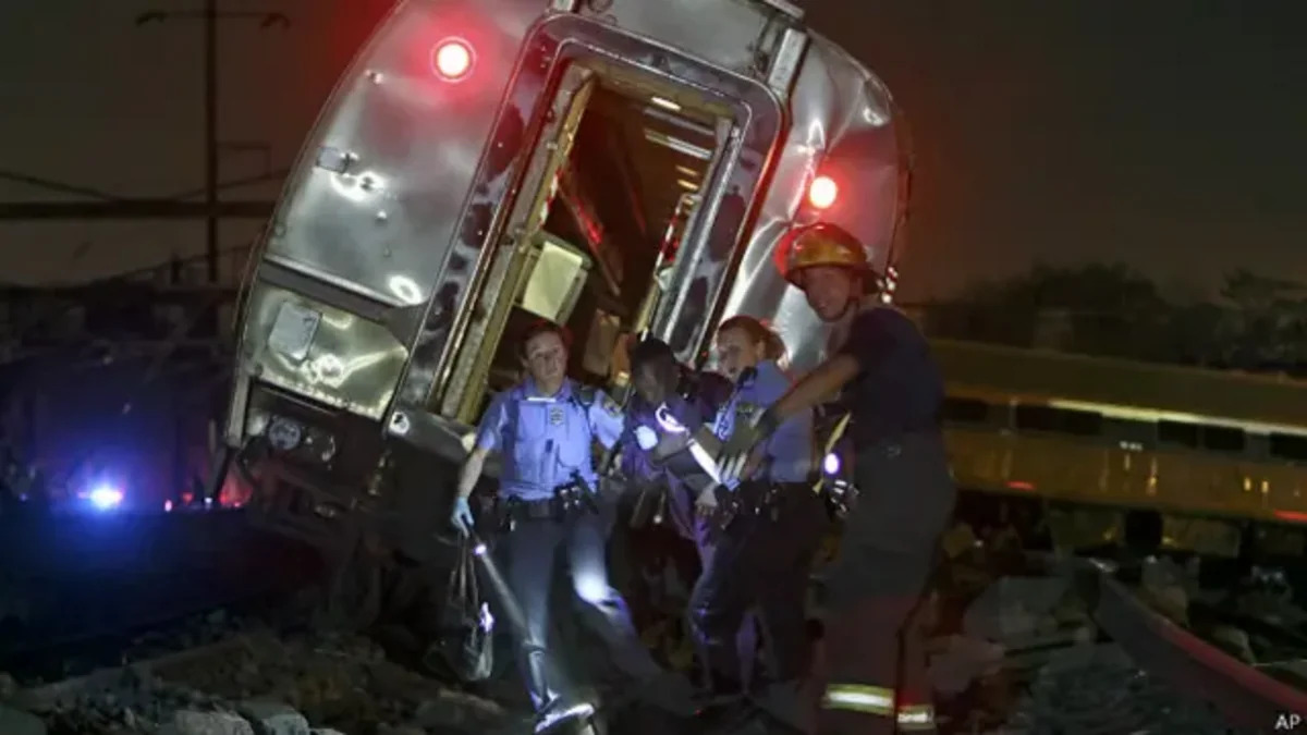 В США при столкновении поезда с грузовиком погибли пять человек