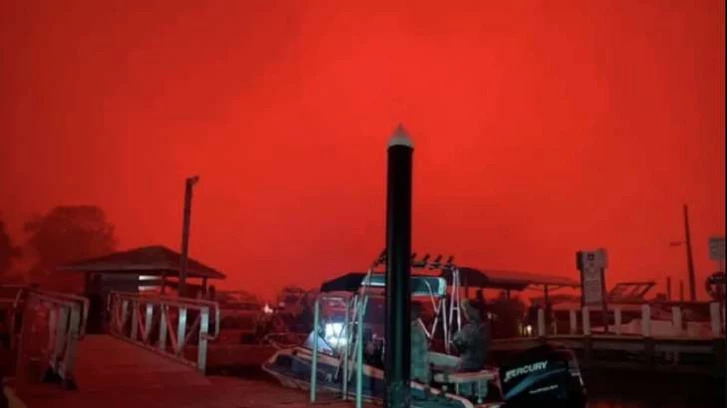 В Австралии небо окрасилось в кроваво-красный цвет из-за циклона