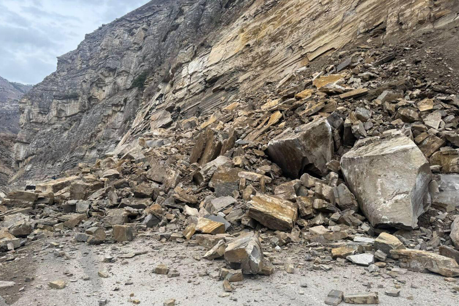 В Армении из-за проливных дождей произошли камнепады на дорогах