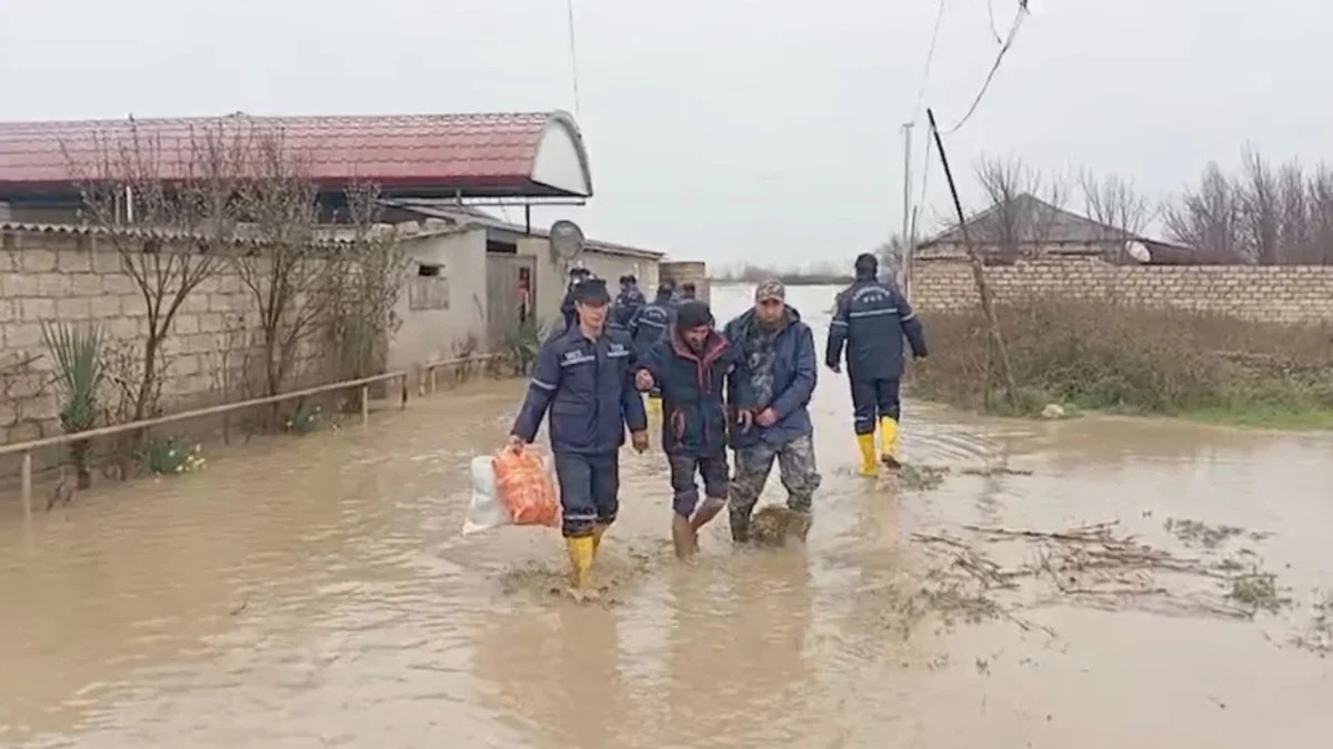 В Хачмазе в результате интенсивных дождей затопило дома, 22 человека эвакуированы
