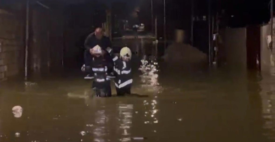 МЧС Азербайджана продолжает эвакуацию граждан в связи с интенсивными дождями