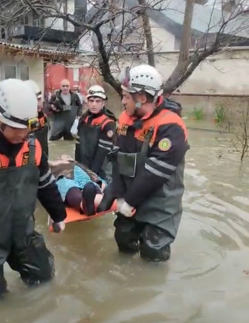Спасатели МЧС Азербайджана на фоне проливных дождей эвакуировали свыше 210 человек