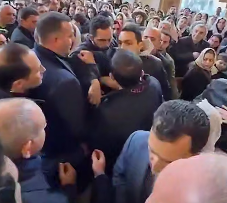 На Пашиняна напали в церкви, задержали двоих граждан