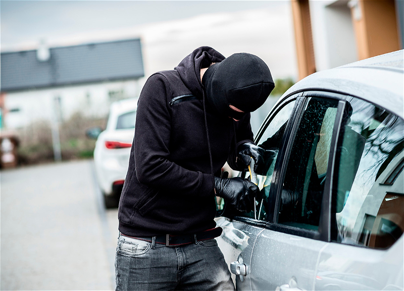 
В Баку задержаны подозреваемые в кражах из автомобилей