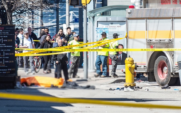 Автомобиль протаранил пешеходов в британском Дерби