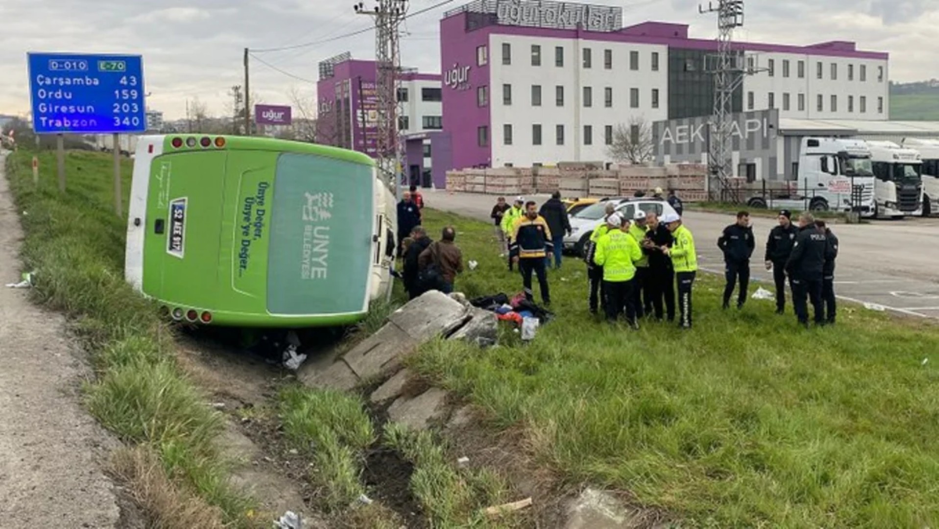 
В Самсуне перевернулся автобус, пострадали 11 человек