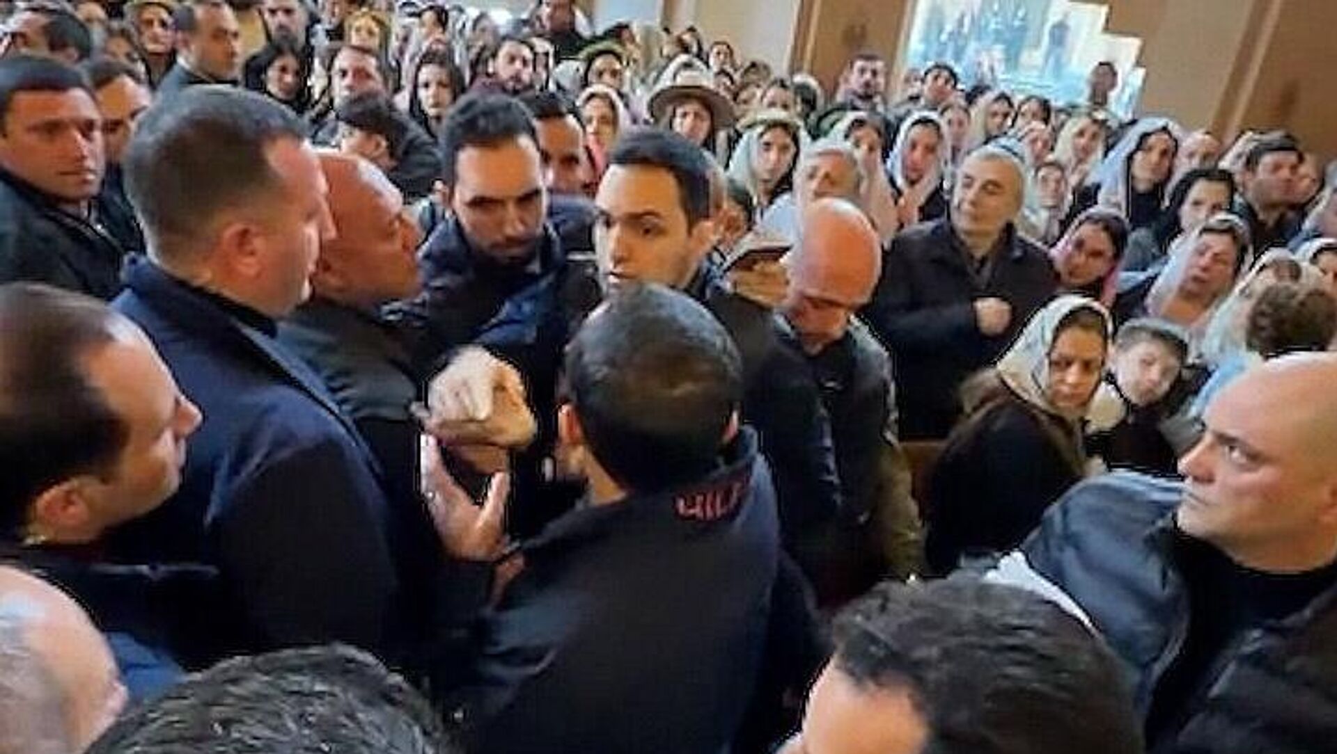 
За попытку нападения на Пашиняна в Армении трем гражданам предъявили обвинения