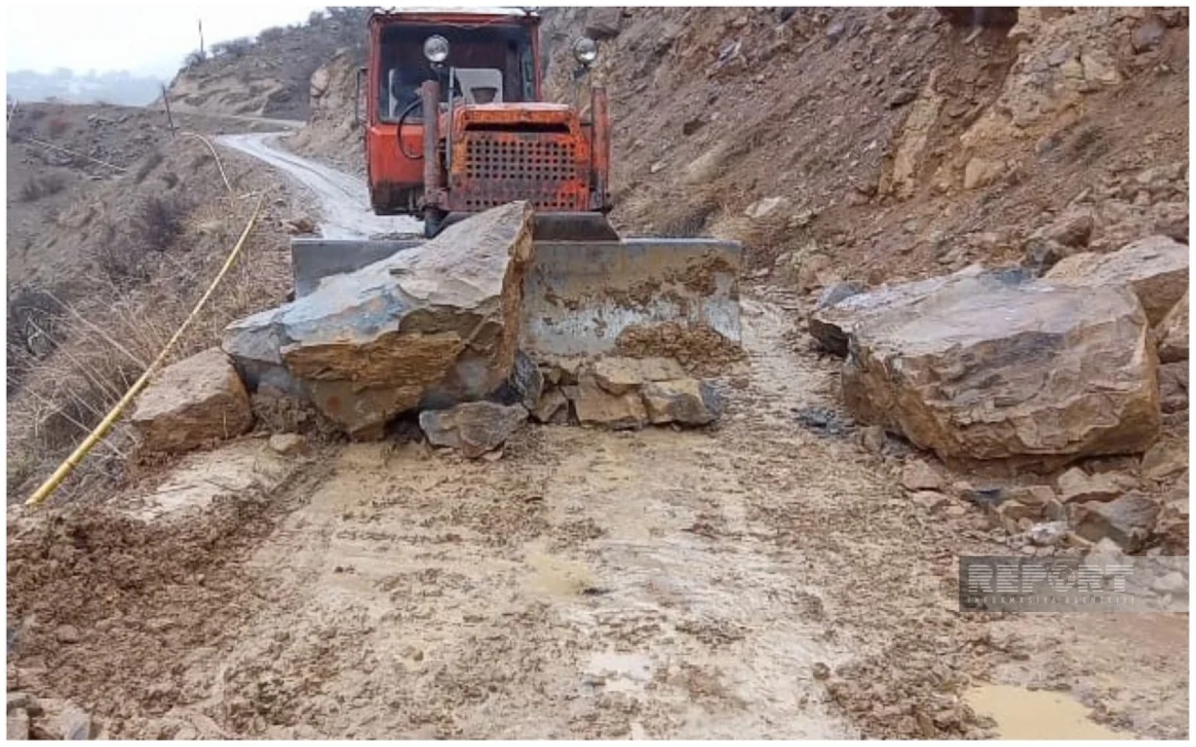 
В Ордубаде на дорогу обрушилась скала