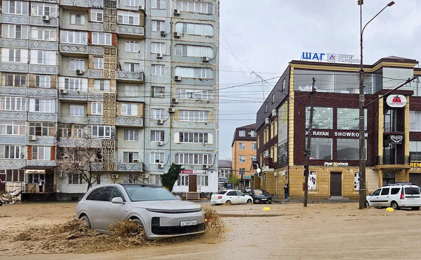 
В Махачкале из подтопленных домов эвакуировали свыше 300 человек