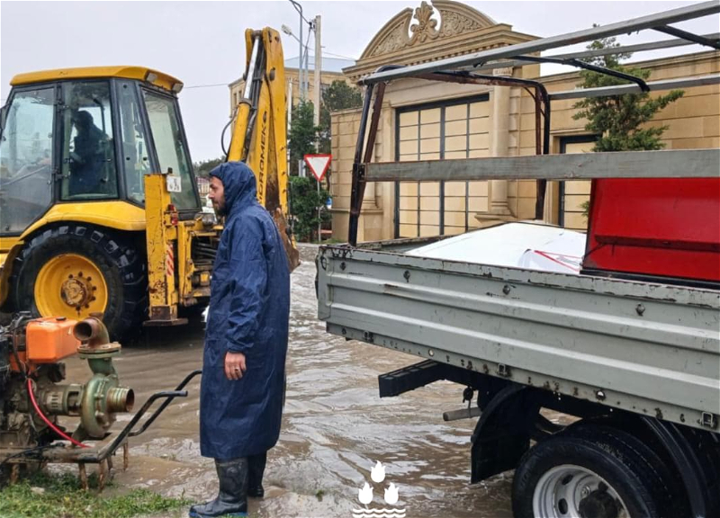 В посёлках Баку продолжаются работы по устранению последствий дождей