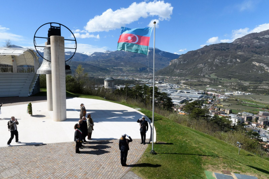 Азербайджанский флаг развевается на холме Мираваль в Италии