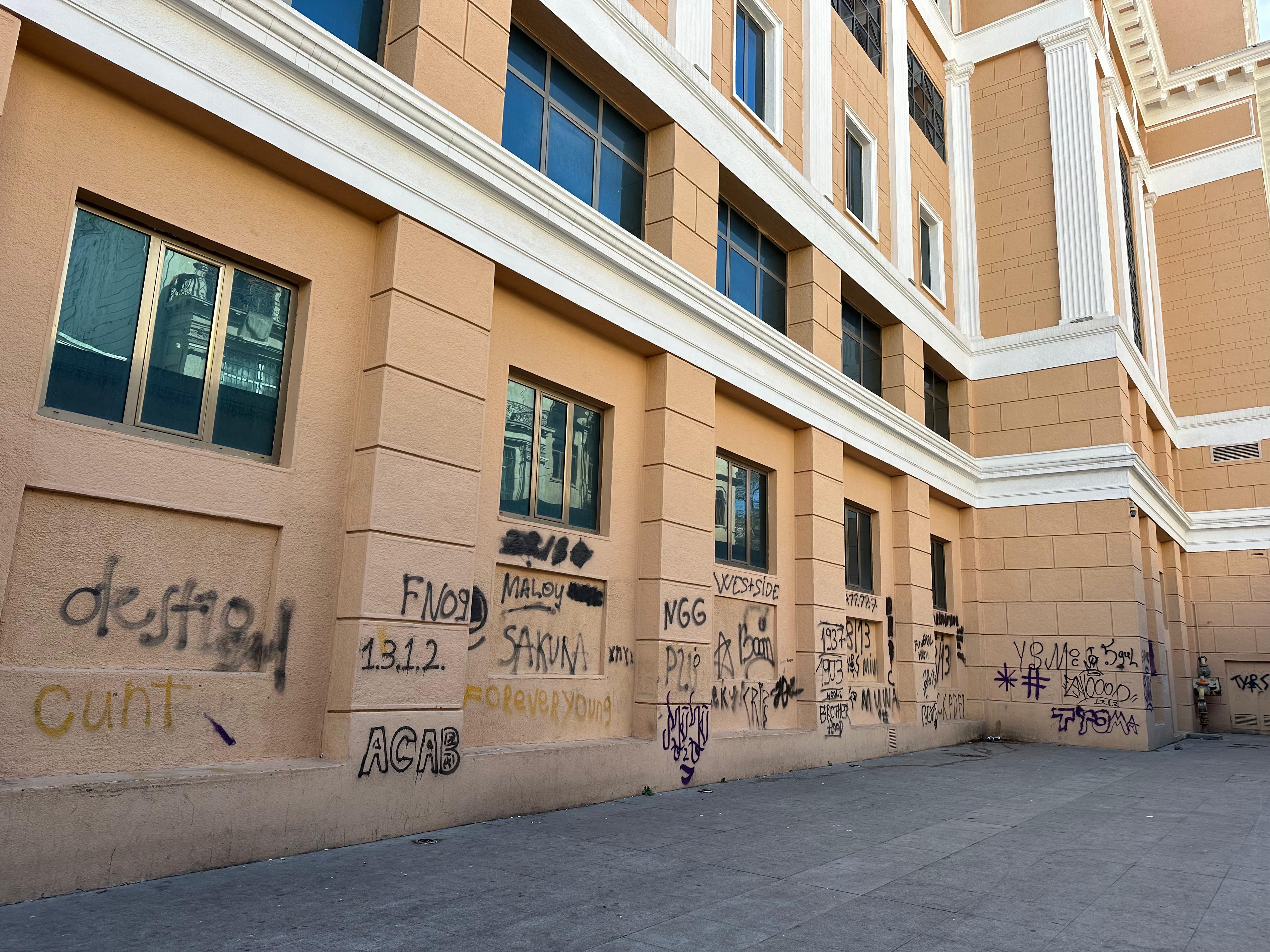 
В Баку осквернили здание киноцентра "Низами"