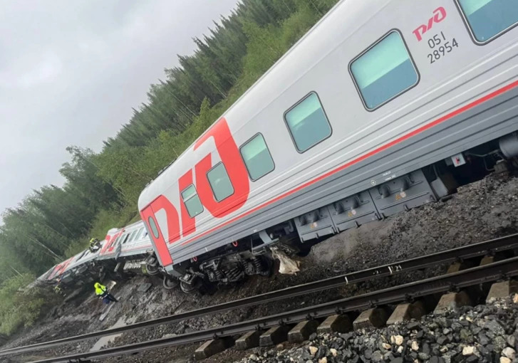 В России сошли с рельсов семь вагонов пассажирского поезда, есть пострадавшие