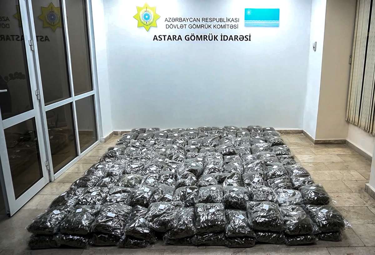 
Азербайджанские таможенники обнаружили около 113 кг марихуаны в сухофруктах