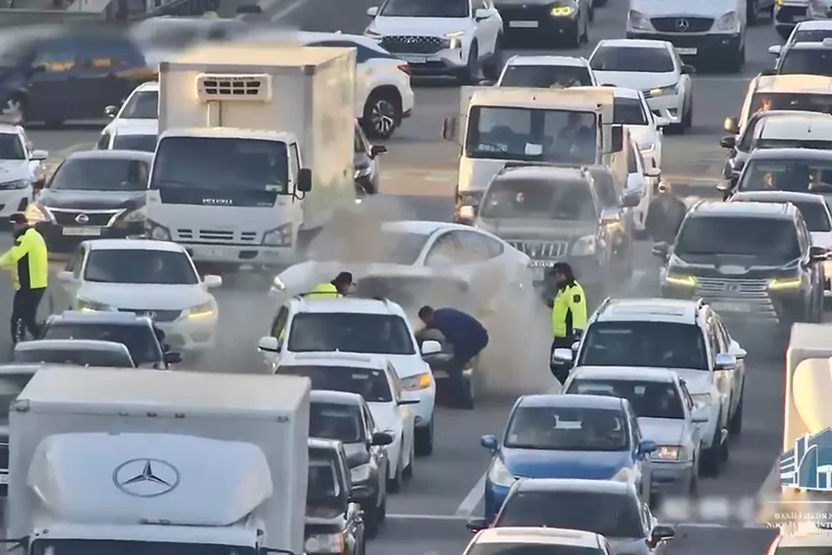 В Баку загоревшийся автомобиль остановил движение на одной из основных улиц