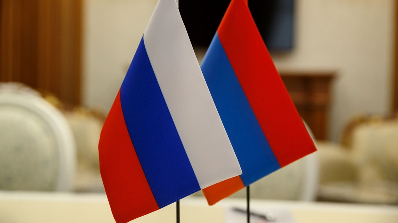 На двух стульях не усидеть 