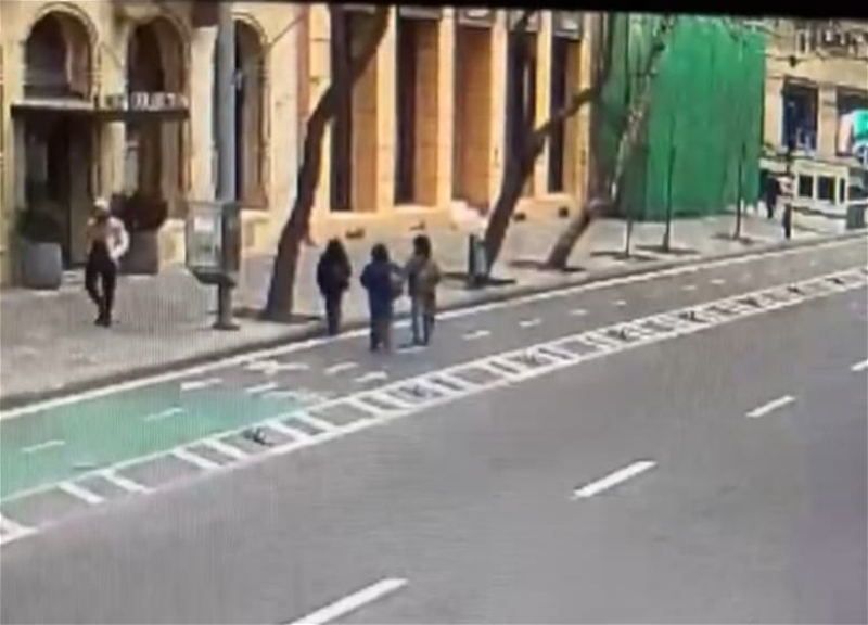 Появились кадры акта вандализма на фасаде киноцентра &laquo;Низами&raquo;