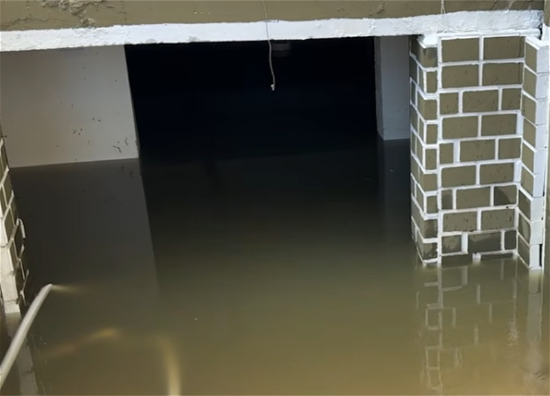 В Хырдалане из-за переполнения канализации затопило здание и прилегающую территорию