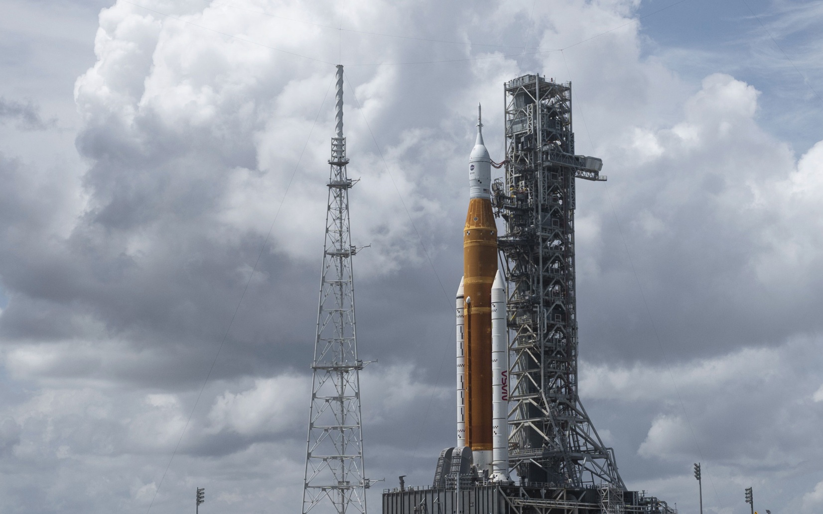 На запущенном к Луне корабле Orion возникли проблемы со связью и уборной