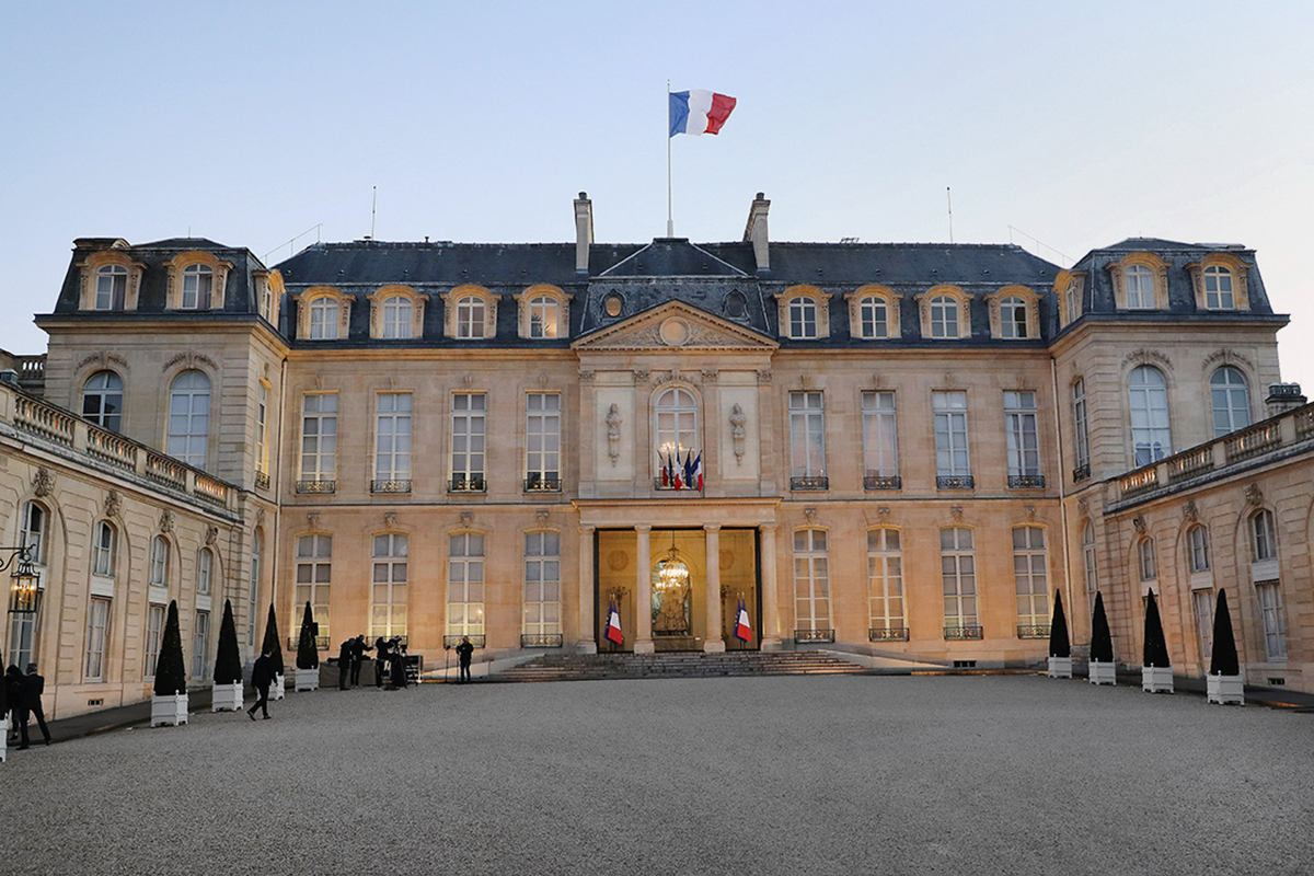 Команда Макрона покидает Елисейский дворец