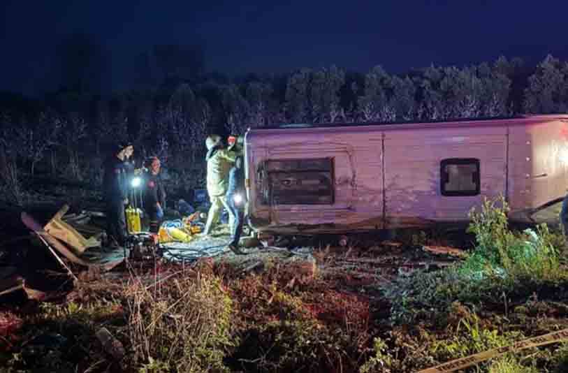 В турецком городе Бурса перевернулся пассажирский микроавтобус, есть пострадавшие
