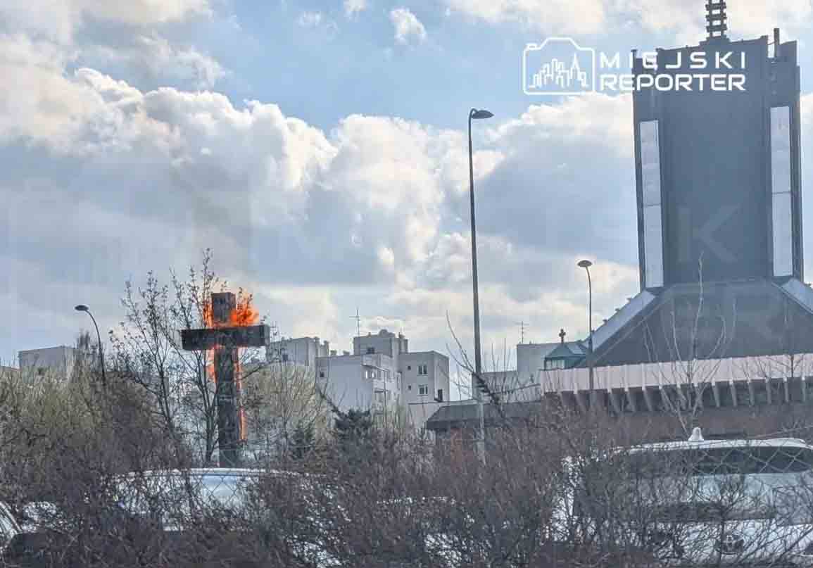 Огромный крест, у которого Папа Иоанн Павел II служил мессу, сгорел в Варшаве