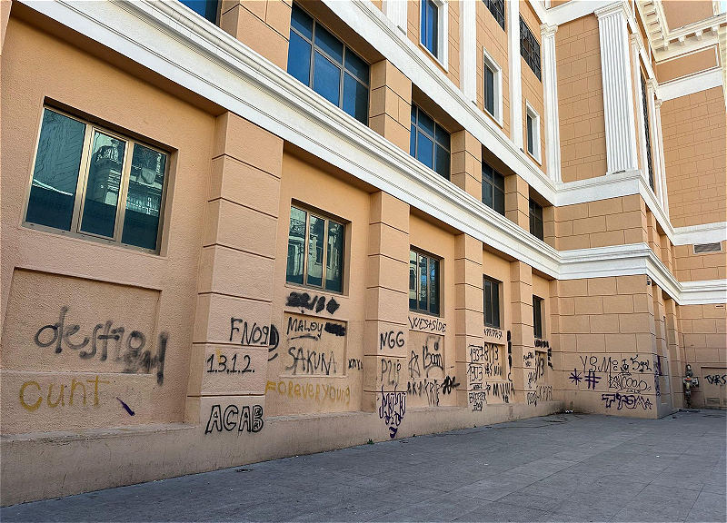 Арестован гражданин Беларуси, разрисовавший фасад Киноцентра &laquo;Низами&raquo;