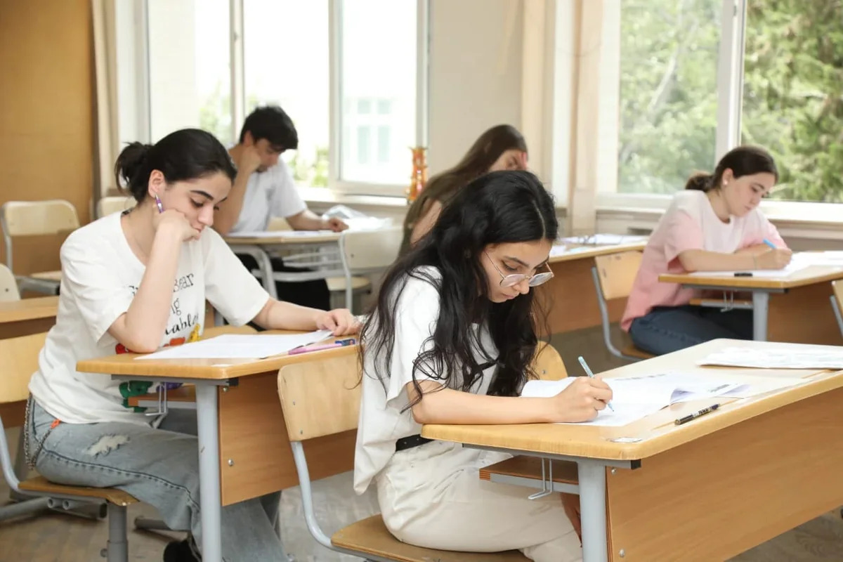 Сегодня около 50 тыс. школьников сдадут выпускной экзамен

