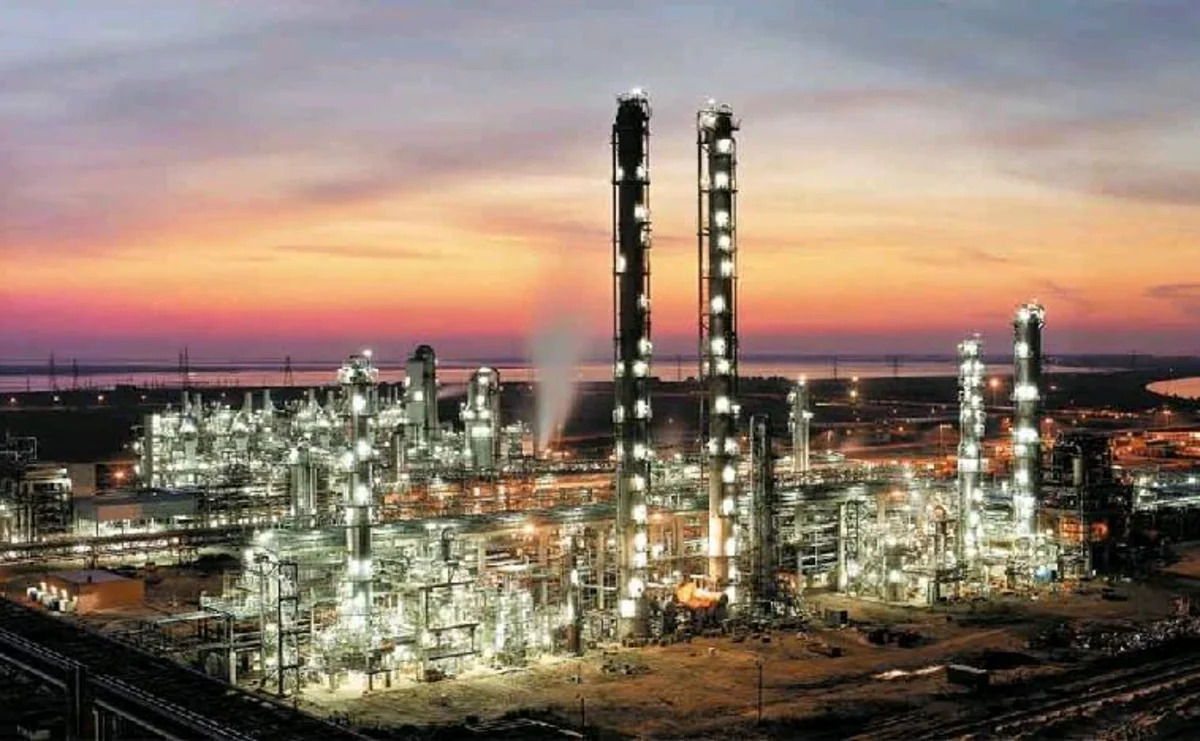 Нефтехимический завод в ОАЭ приостановил работу из-за пожара