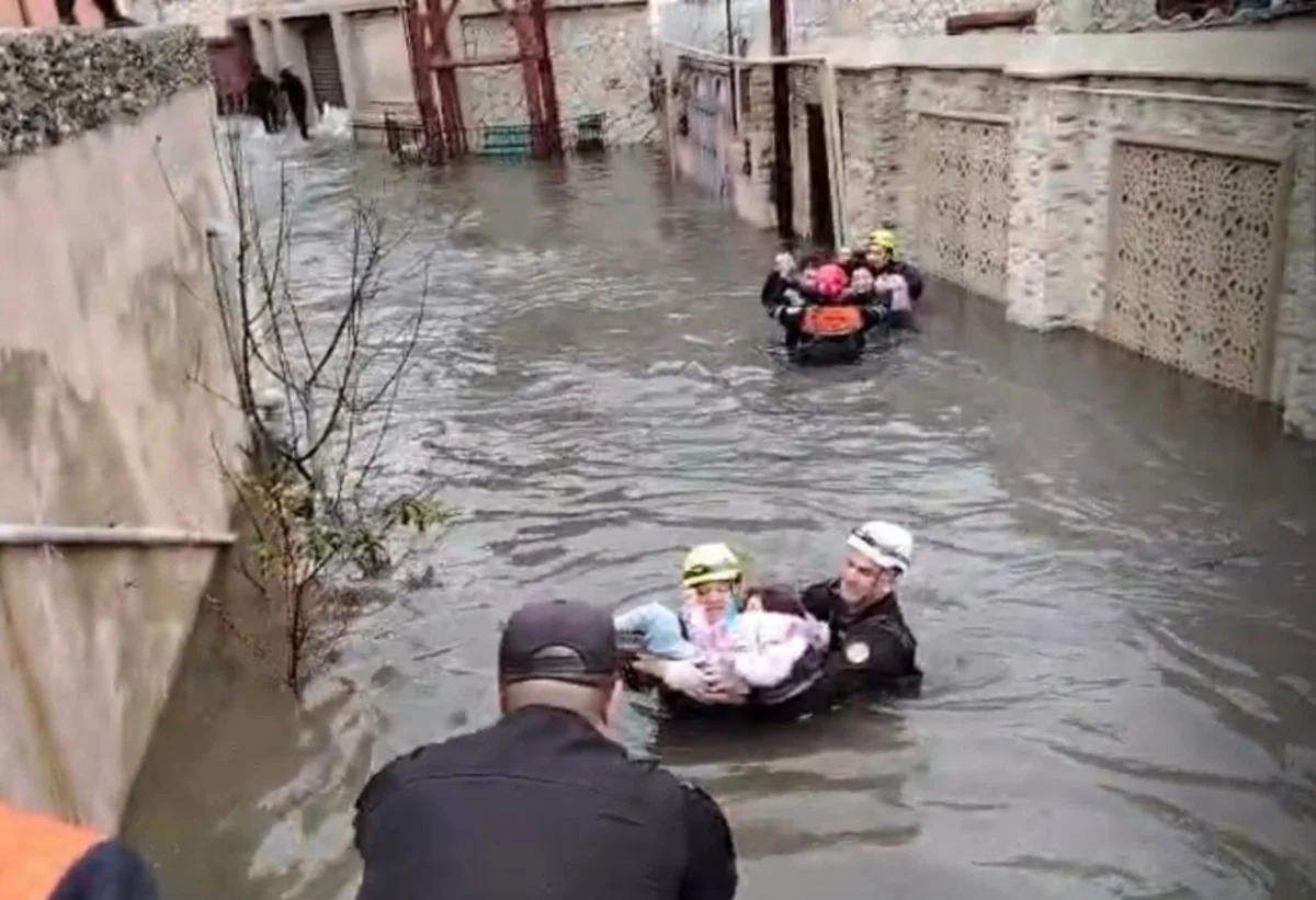 В поселке Кешля сотрудники МЧС эвакуировали жителей подтопленных территорий