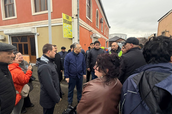 Затопило поселок в Баку: жителей эвакуируют