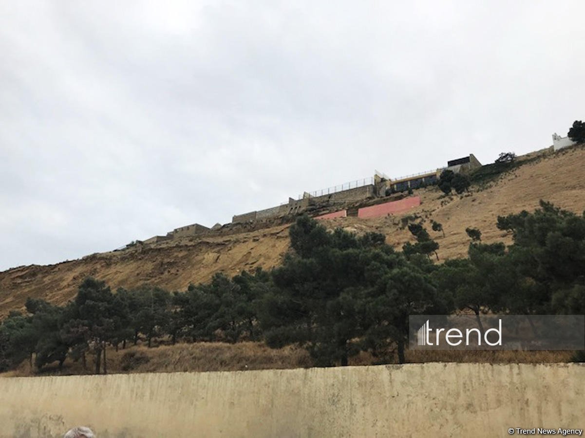 В Баку из-за угрозы оползня временно закрыли автодорогу