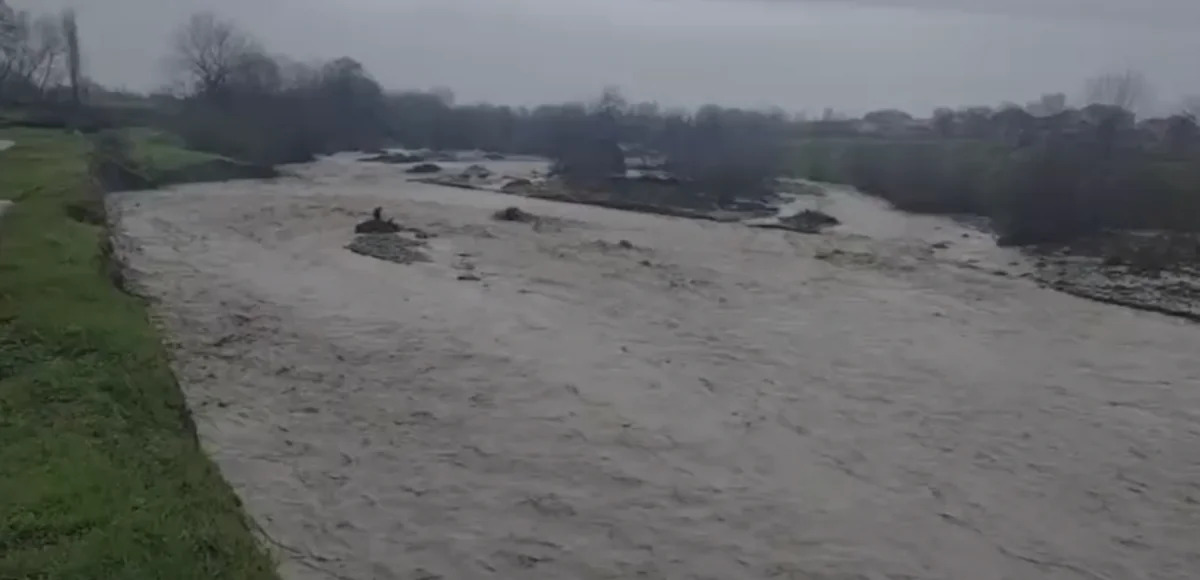 Из-за проливных дождей в Губе и Гусаре по рекам сошли сели