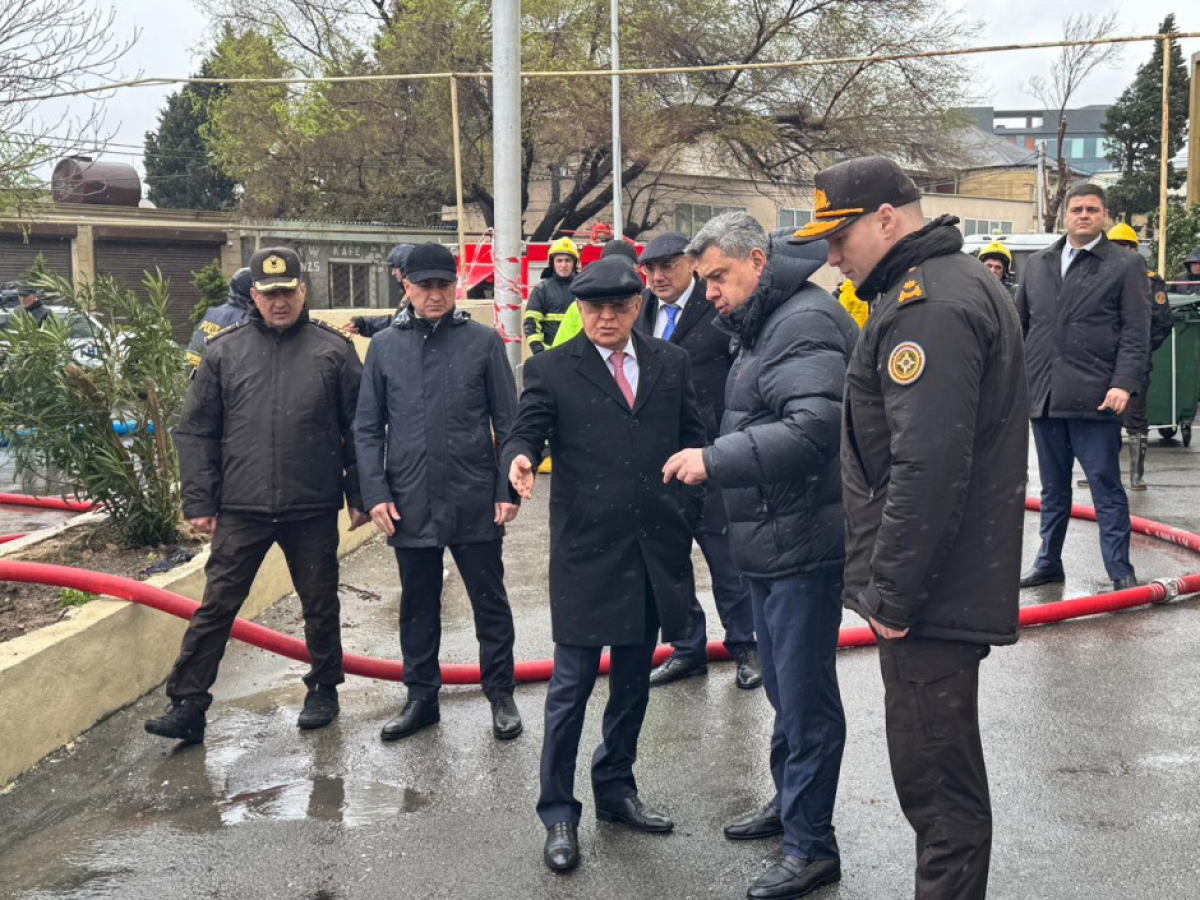 Кямаледдин Гейдаров в затопленном поселке в Баку