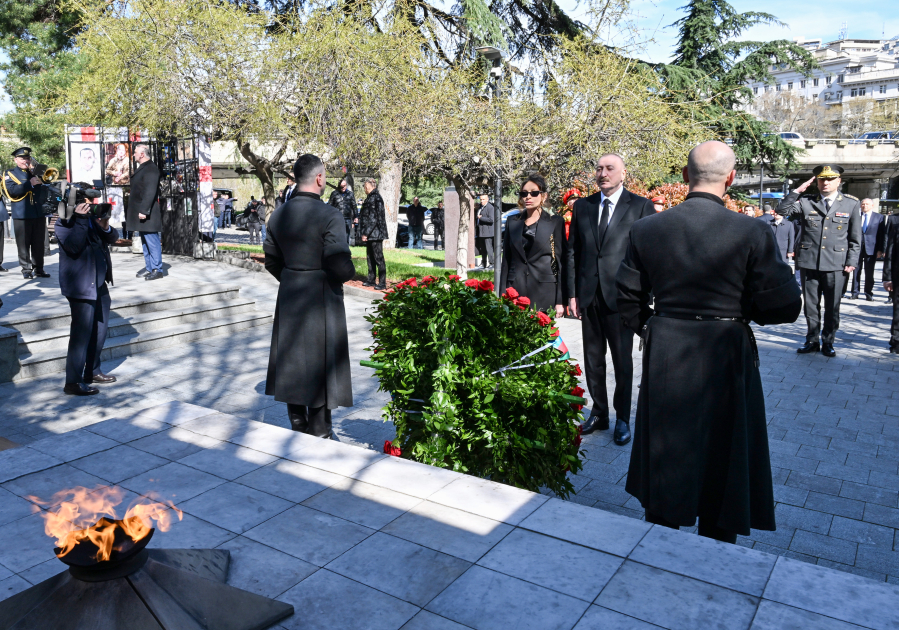 Президент Ильхам Алиев посетил в Тбилиси Мемориал героев