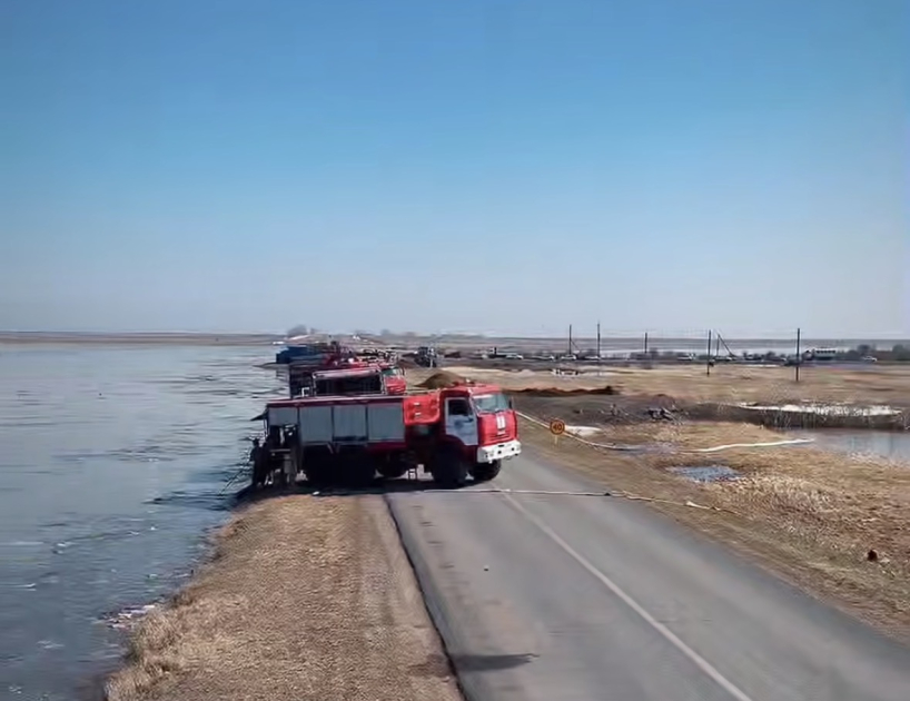 В Казахстане укрепляют плотину после прорыва