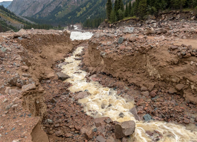 В Гусаре обрушился участок дороги, соединяющий десятки населенных пунктов