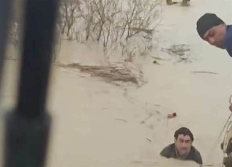 Настоящие герои: Очевидцы спасли мужчину из затопленной зоны