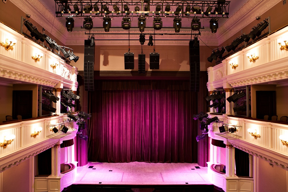 В Москве 28 сотрудников Красноярского театра госпитализировали с отравлением