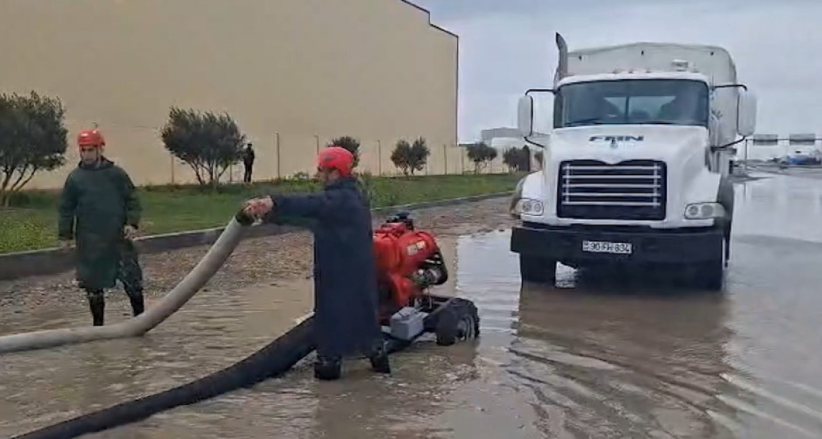 
МЧС: Работы по ликвидации последствий дождей в ночные часы продолжались непрерывно