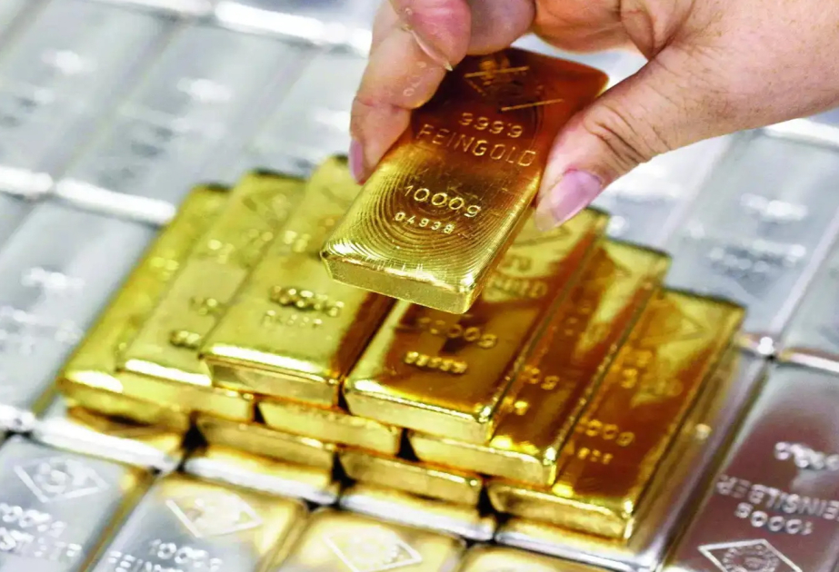 На мировом рынке цены на золото и серебро снизились