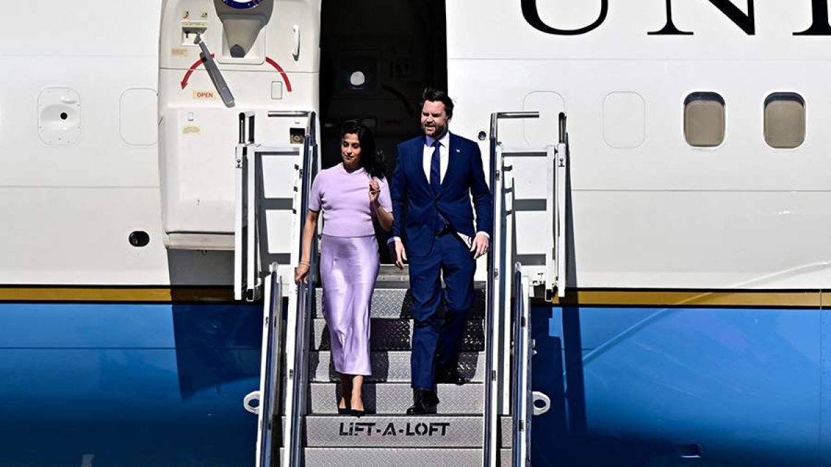 Вэнс с супругой уже в Будапеште 
