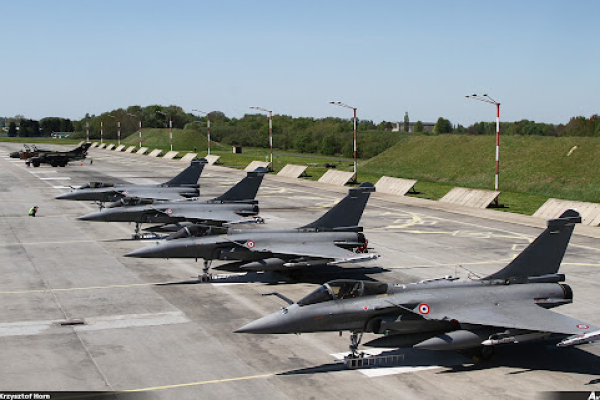 Французские истребители у российской границы
