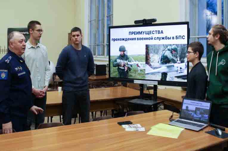 Российская армия смогла набрать только двоечников