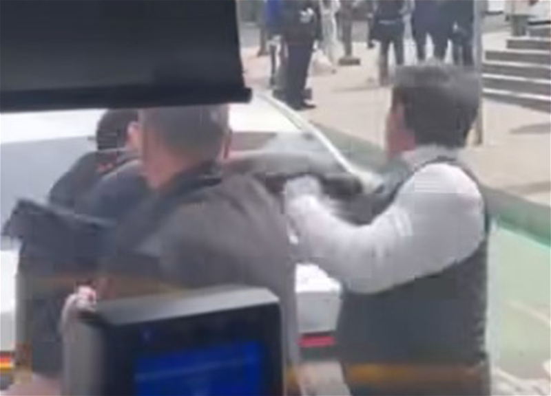 В Баку таксист ударил посигналившего ему водителя автобуса