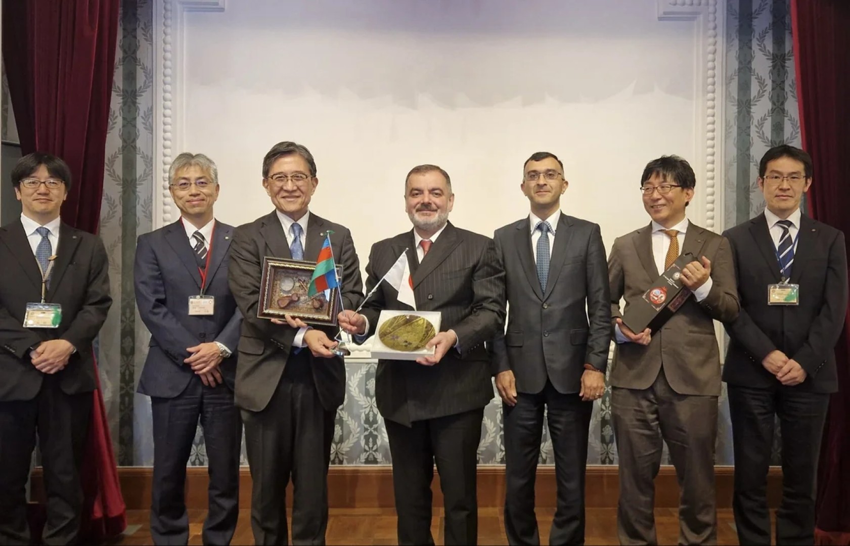 
Фарид Талыбов передал мэру японского города Киото приглашение на WUF13 в Баку