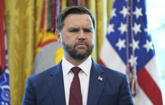 Вэнс: На переговорах по Украине спорят о нескольких квадратных километрах